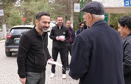 Elazığ Belediyesi, mezarlıklarda ücretsiz yasin-i şerif dağıttı ve ikramlarda bulundu