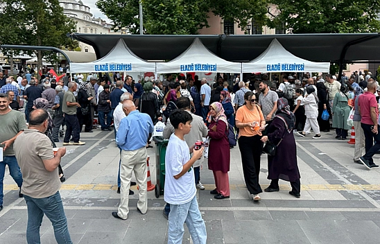 Elazığ Belediyesi'nden aşure ikramı