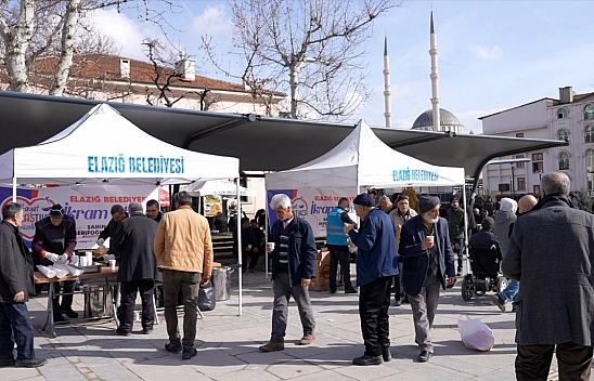 Elazığ Belediyesi'nden vatandaşların içini ısıtan sıcak ikramlar