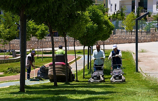 Elazığ Belediyesi'nden yeşil alanlarda yaz temizliği ve bakımı