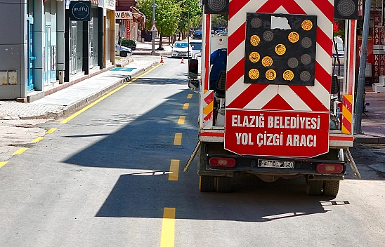 Elazığ Belediyesi tarafından, asfaltlanan yolların çizgileri çekildi