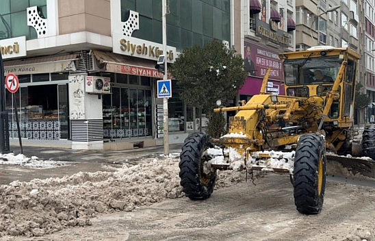 Elazığ Belediyesi, Vali Fahri Bey Caddesi'nde Kar Küreme Ve Temizlik Çalışması Yaptı