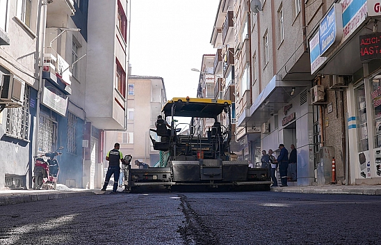 Elazığ Belediyesi, Yeni Mahalle'de asfaltlama çalışmalarını sürdürüyor