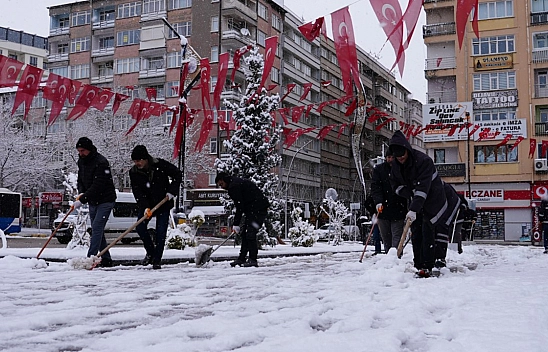 Elazığ Belediyesi yoğun kar çalışmalarını sürdürüyor