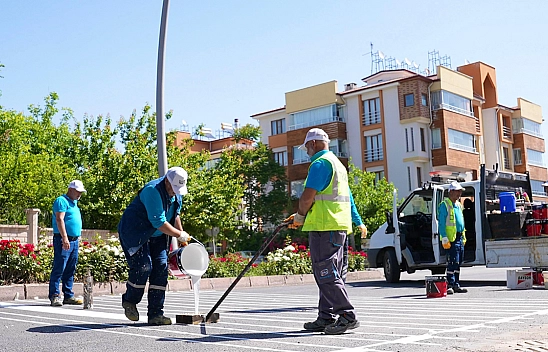 Elazığ Belediyesi yollarda yol çizgi, yaya çizgisi ve işaret çalışmaları gerçekleştiriyor