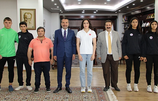 Elazığ Belediyespor'un Başarılı Sporcularından Başkan Şerifoğulları'na Teşekkür Ziyareti