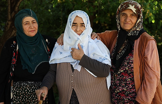 Elazığ'da 12 yıl sonra evine dönen Saadet teyze gözyaşlarına boğuldu