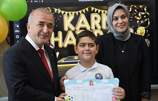 Elazığ'da 122 bin öğrenci karne heyecanı yaşadı