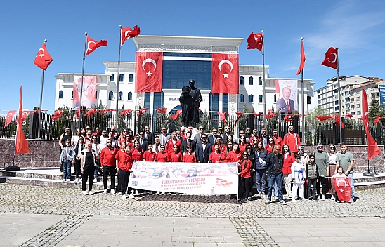 Elazığ'da 19 Mayıs coşkusu: Atatürk Anıtı'na çelenk sunuldu