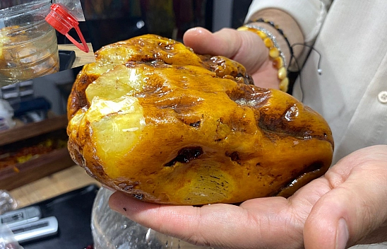 Elazığ'da 2 Bin Yıllık Kehribar Taşı Tespih Yapılması İçin Suda Bekletiliyor