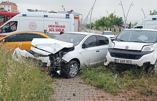 Elazığ'da 2 Kadın Sürücü Çarpıştı!
