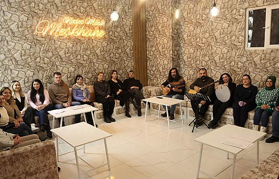 Elazığ'da 20 gönüllü öğretmenden 'Fırat'ın Türküsü' korosu: TRT eserleri seslendiriliyor.