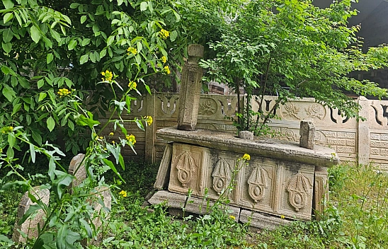 Elazığ'da 200 yıllık tarihi mezarlar
