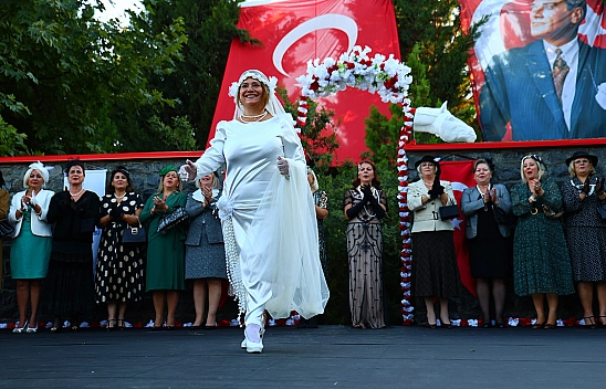 Elazığ'da 29 Ekim etkinliğinde kadınların zarafeti defileyle taçlandı