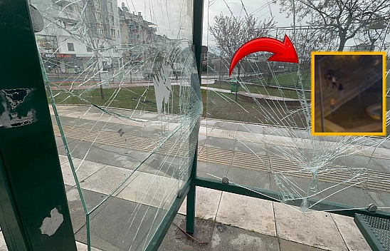 Elazığ'da 3 kişi otobüs durağına zarar verdi!