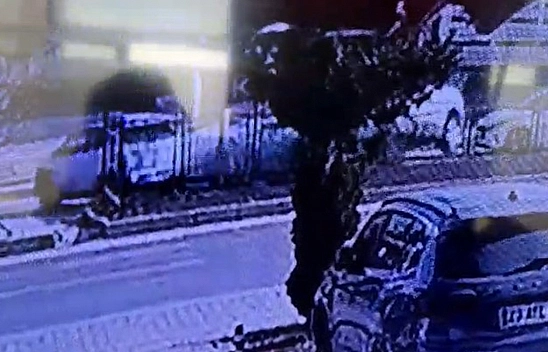 Elazığ'da 3 kişinin yaralandığı kaza güvenlik kamerasına yansıdı