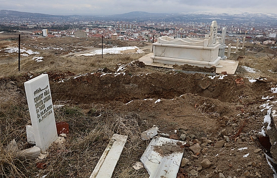 Elazığ'da 35 mezarın bulunduğu bölgede heyelan