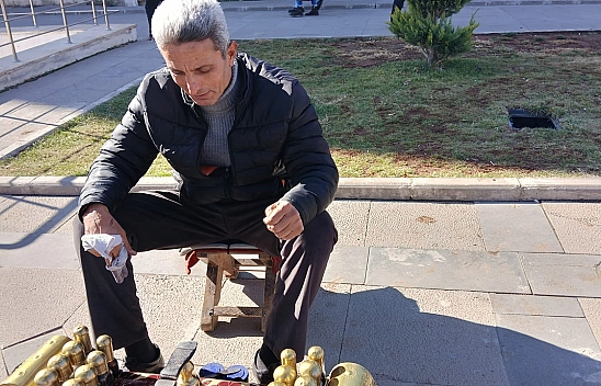 Elazığ'da 35 yıldır ayakkabı boyayarak evini geçindiriyor