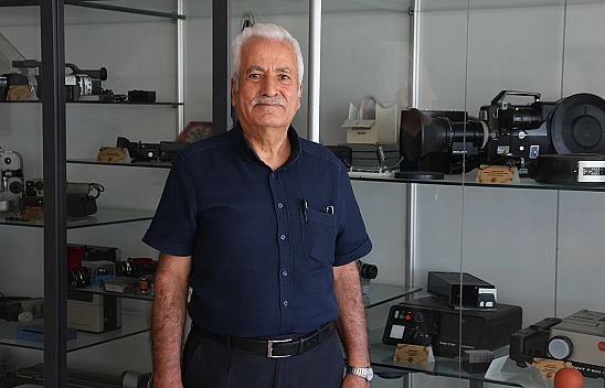 Elazığ'da 42 yıllık emek koridorlarda hayat buldu: Öğrencilerine tarihi armağan