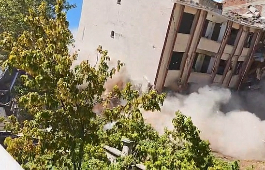 Elazığ'da 5 katlı iki bina saniyeler içinde yerle bir oldu