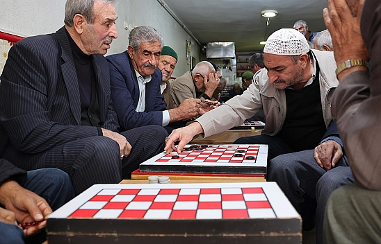 Elazığ'da 65 yaş üstü vatandaşların dama geleneği sürdürülüyor