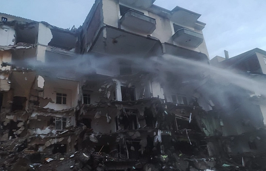 Elazığ'da 7 Katlı Binanın 7'nci Katı Havada Kaldı!