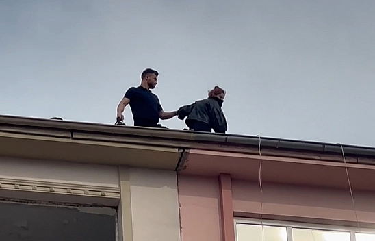 Elazığ'da 8 katlı binanın çatısına çıkan kadın ikna edilerek aşağı indirildi