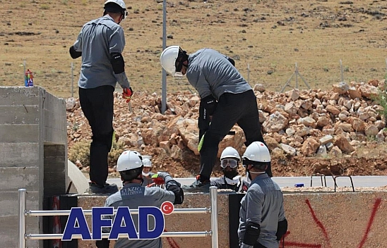 Elazığ'da AFAD gönüllülerine uygulamalı arama-kurtarma eğitimi