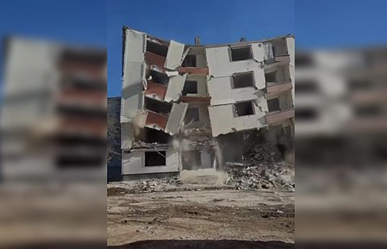 Elazığ'da ağır hasarlı bina saniyeler içinde yıkıldı