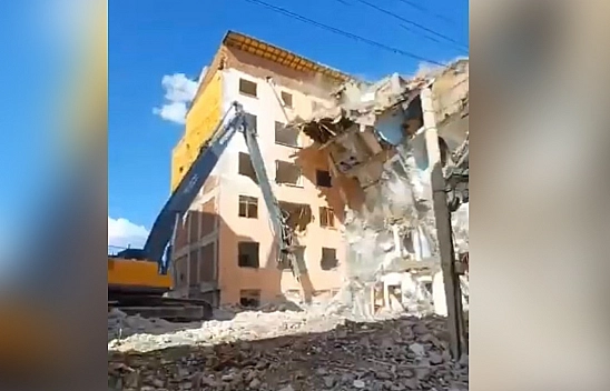 Elazığ'da Ağır Hasarlı Bina Tek Darbeyle Yıkıldı!