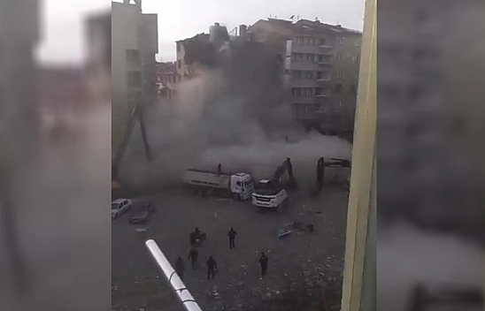 Elazığ'da ağır hasarlı bina tek dokunuşla çöktü!