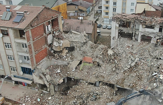 Elazığ'da Ağır Hasarlı Binanın Yıkım Anı Kamerada