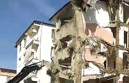 Elazığ'da Ağır Hasarlı Binayı Yıkmak İçin  Bakın Neler Yapıldı