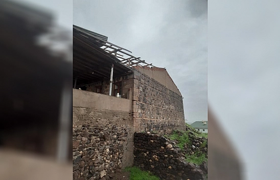 Elazığ'da ahırın çatısı uçtu!