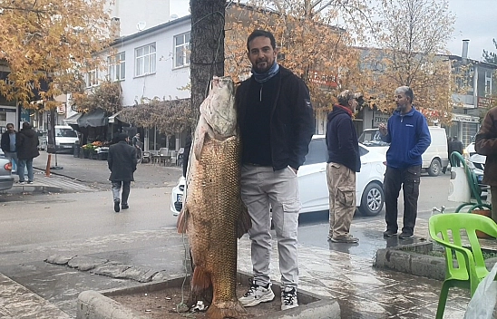 Elazığ'da amatör balıkçılar dev balıkla sosyal medyada gündem oldu