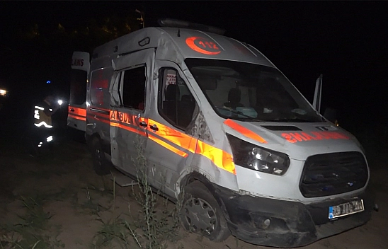 Elazığ'da ambulans şarampole uçtu: 2 yaralı