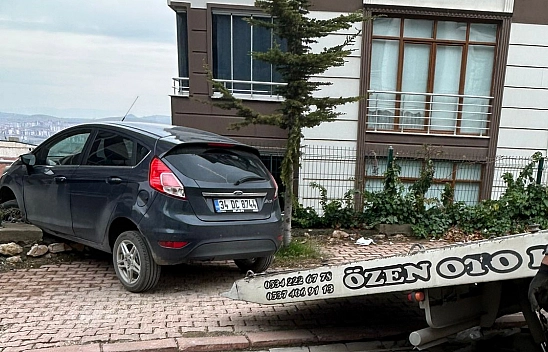 Elazığ'da araç istinat duvarına çarptı