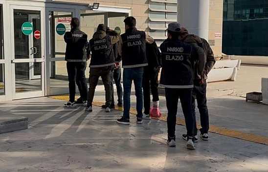 Elazığ'da araç kaputuna zulalanmış halde uyuşturucu ele geçirildi