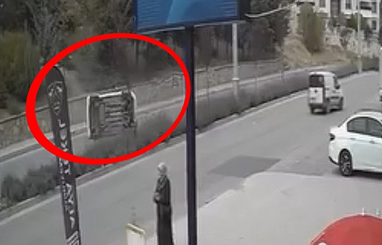 Elazığ'da araç yan yattı o anlar kamerada