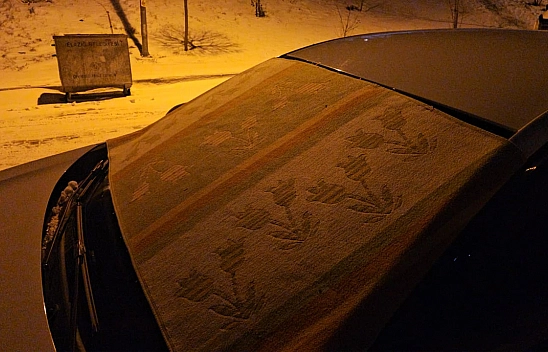 Elazığ'da araçlar dondurucu soğuğa kilimle korunuyor