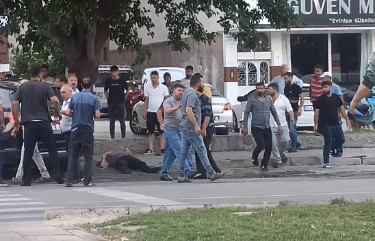 Elazığ'da  Araçtan İndirdikleri Şahsı Öldüresiye Dövdüler