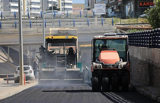 Elazığ'da asfaltlama çalışmaları sürüyor