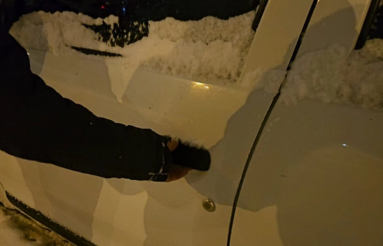 Elazığ'da aşırı soğuktan araçların kapıları dondu