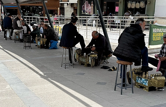 Elazığ'da ayakkabı boyacılarının bayram yoğunluğu