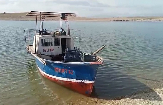 Elazığ'da balık avı yasağı başladı, tekneler karaya çekildi