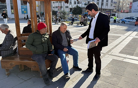 Elazığ'da Başkan Evsen, vatandaşlara ücretsiz kitap dağıttı