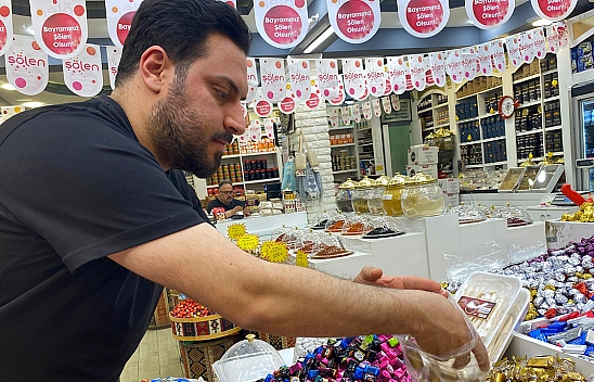 Elazığ'da bayram öncesi şekerler tezgahlardaki yerini aldı