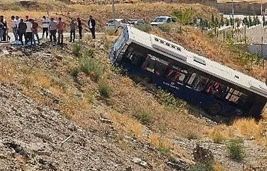 Elazığ'da belediye otobüsü şarampole yuvarlandı