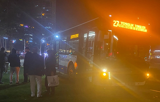 Elazığ'da Belediye Otobüsü, Taksiye Çarpmamak İçin Manevra Yaptı, Kaldırıma Çıkarak Olası Facianın Önüne Geçti