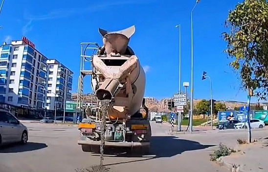 Elazığ'da beton mikseri yola çimento saçtı